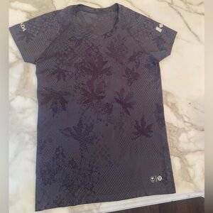 NWT Lululemon Team Canada Short Sleeve Size M, leaf motif